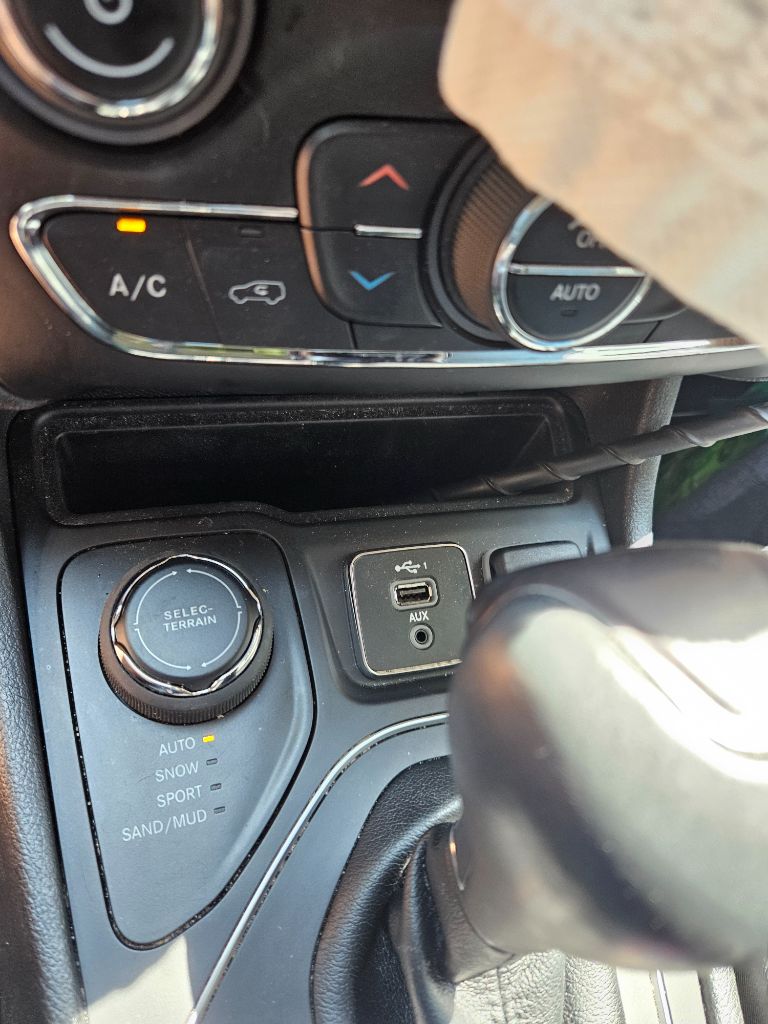 2021 Jeep Cherokee Latitude Lux - Photo 23
